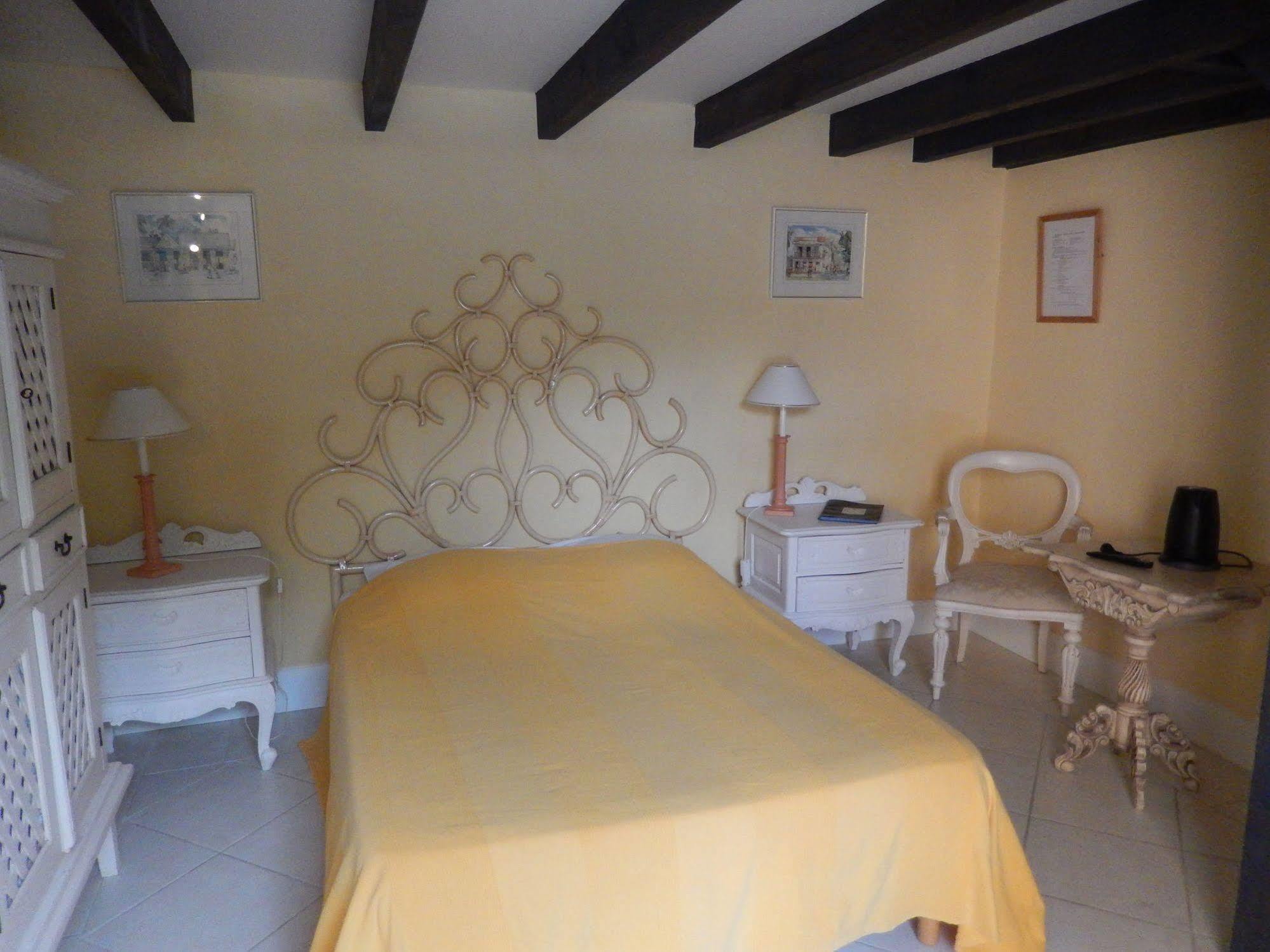 Chateau Rousselle Bed and Breakfast Saint-Ciers-de-Canesse Exterior foto