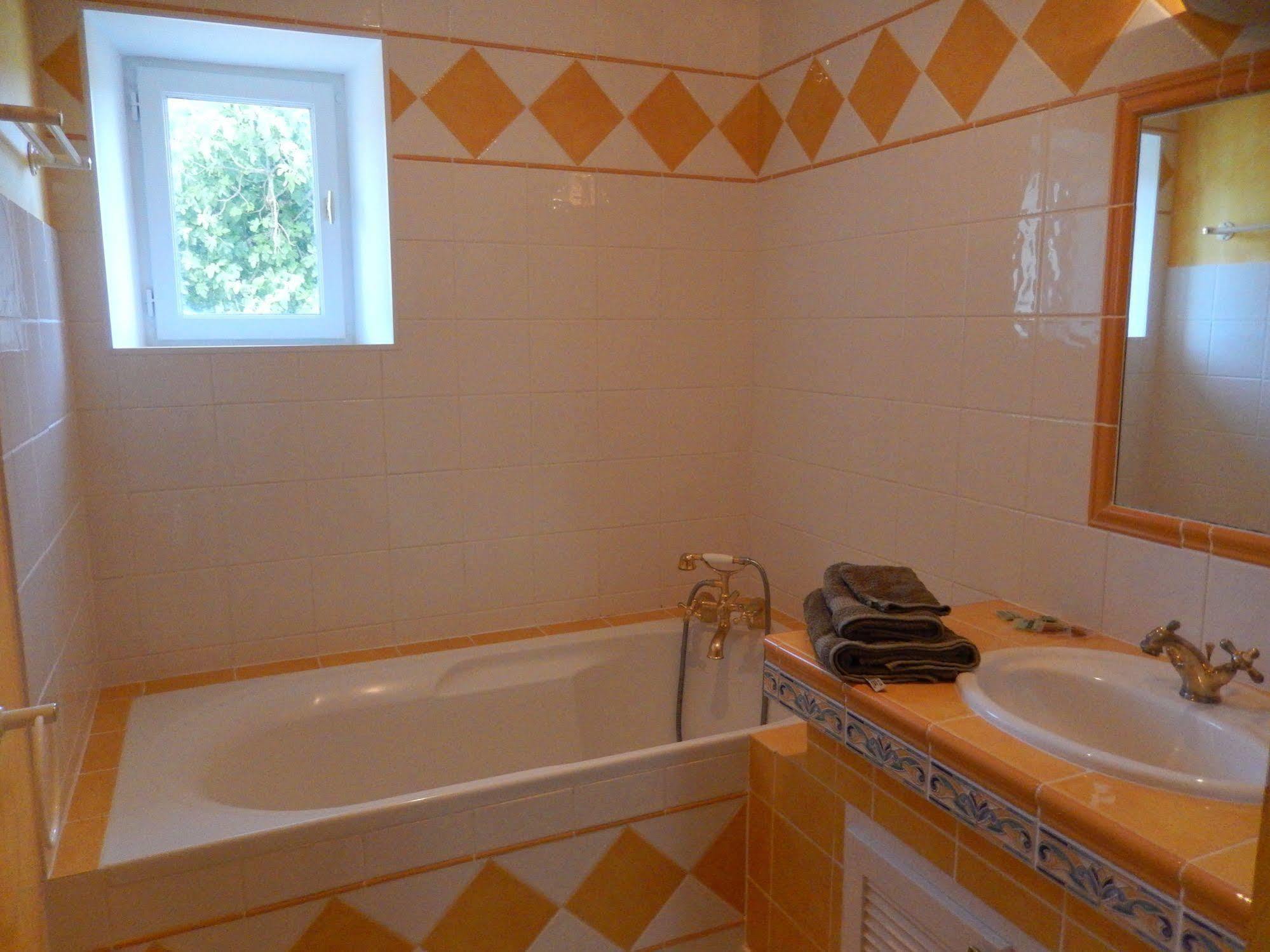 Chateau Rousselle Bed and Breakfast Saint-Ciers-de-Canesse Exterior foto