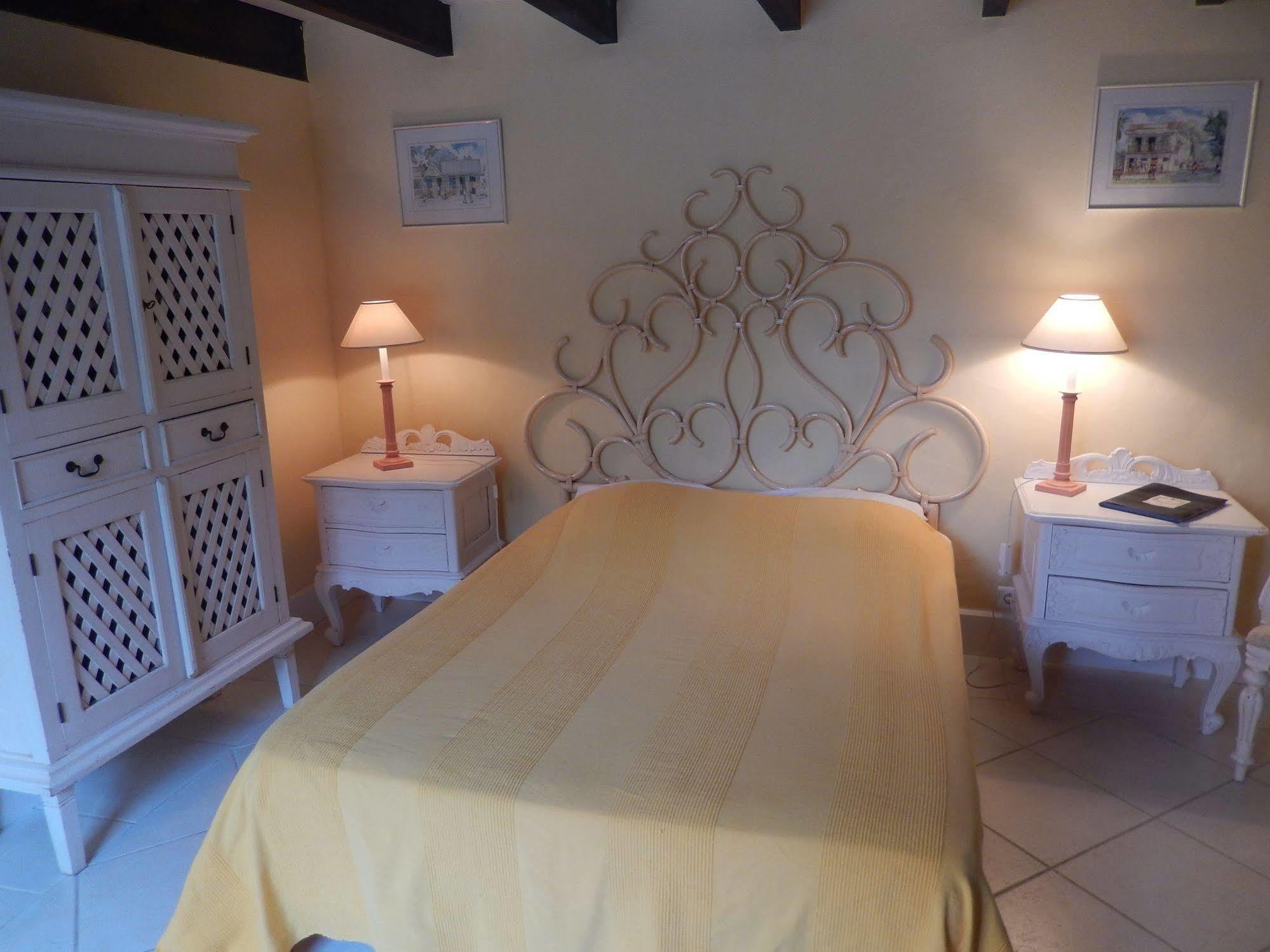 Chateau Rousselle Bed and Breakfast Saint-Ciers-de-Canesse Exterior foto