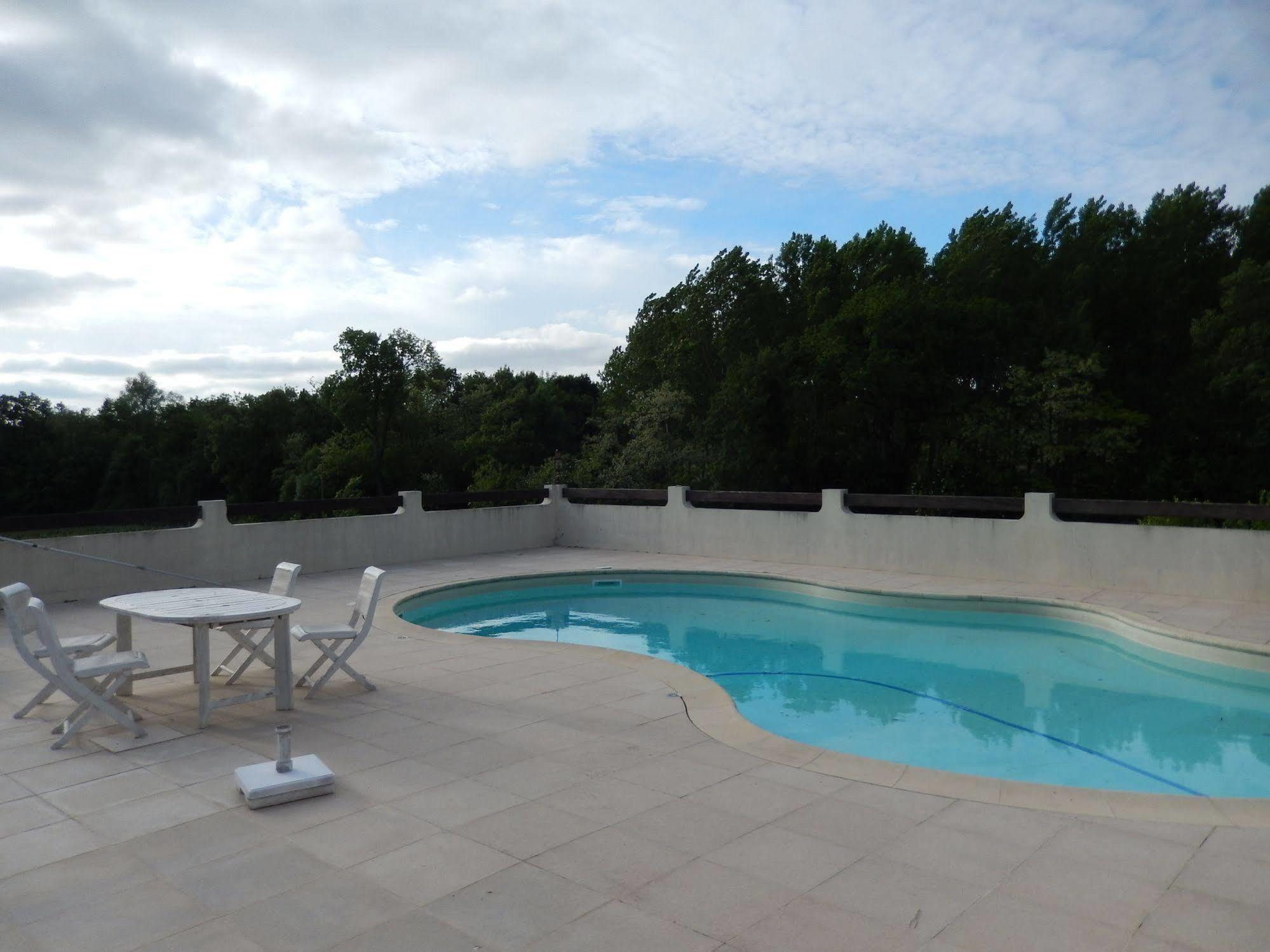 Chateau Rousselle Bed and Breakfast Saint-Ciers-de-Canesse Exterior foto
