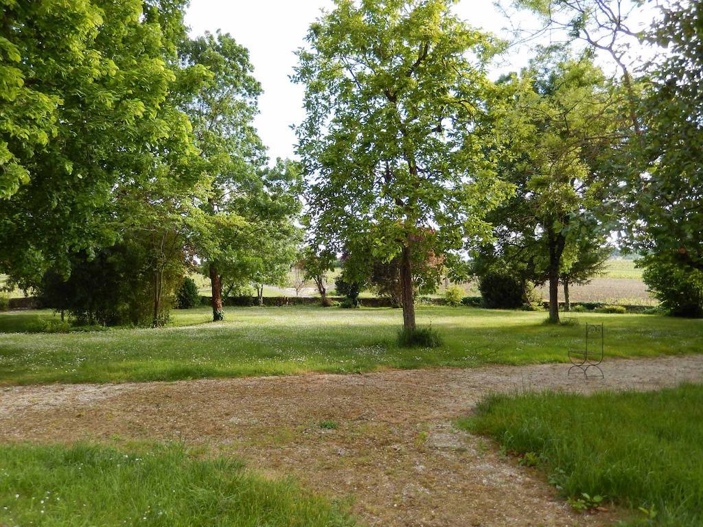 Chateau Rousselle Bed and Breakfast Saint-Ciers-de-Canesse Exterior foto